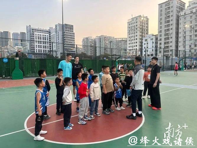 篮球火种点燃少年梦!深圳龙华润庆翔公益行构筑职业与青春的桥梁 篮球火种点燃少年梦!深圳龙华润庆翔公益行构筑职业与青春的桥梁