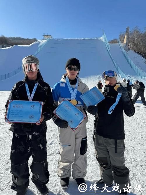 17岁小将李俊辛半月豪取4金：让冰雪离四川近一点